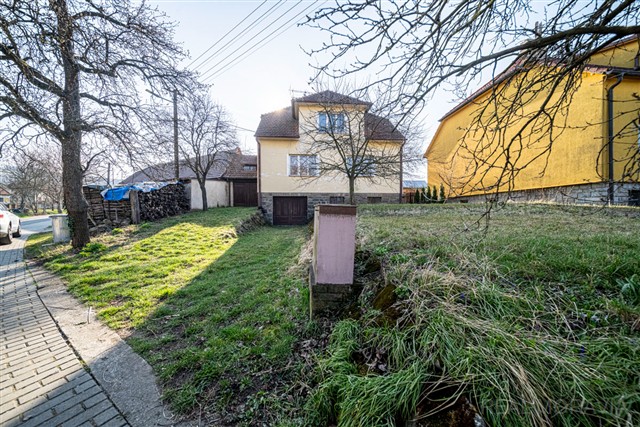 pohled na dům z ulice [2/37]