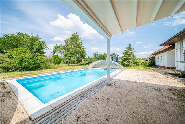 dům a bazén za domem [3/89]